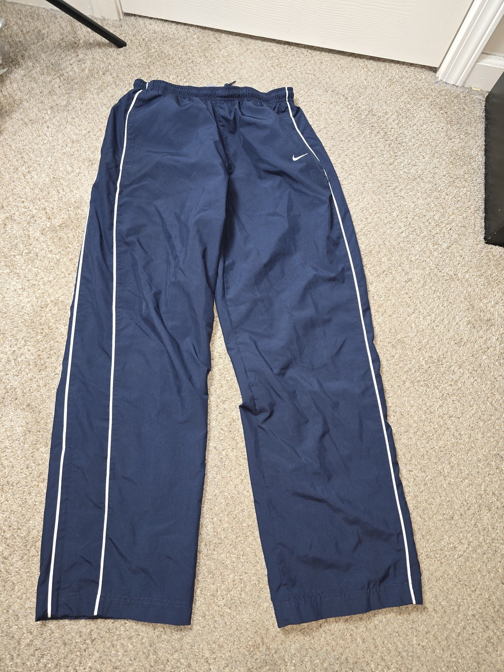Y2K Nike Men’s Navy Baggy Windbreaker Track Pants with White Piping Size Medium